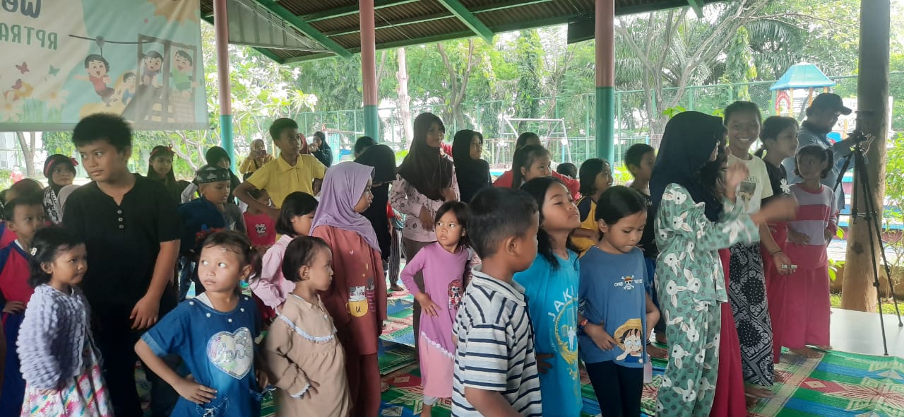 KAREDOK (Kreasi Aksi Rekreasi Dongeng Keliling)